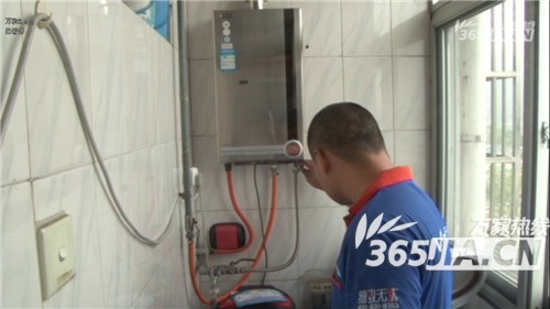 云顶集团售后为朱女士检测热水器