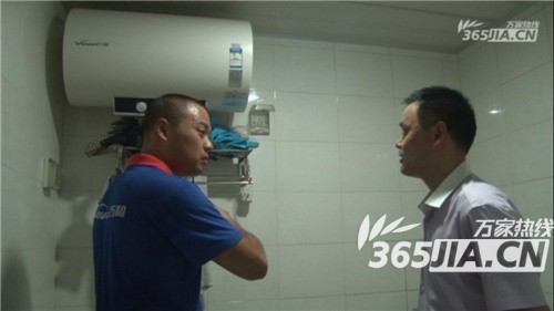 云顶集团售后正在为刘师傅讲解电热水器的安全使用规范